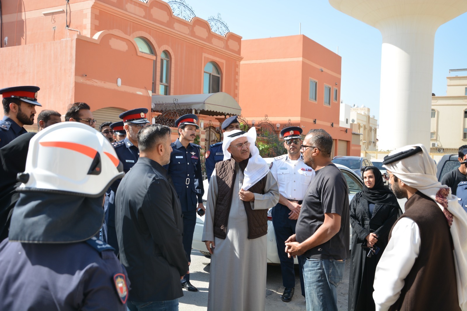 بعد تعرضه لحادث إثر تسرب أسطوانة غاز ... محافظ الشمالية يتفقد أضرار منزل في سار ويطمئن على سلامة قاطنيه<